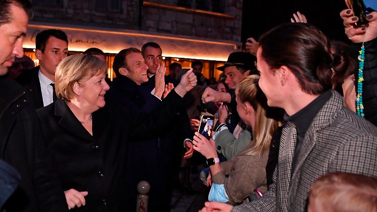 Der Präsident klatscht, die Menge jubelt.