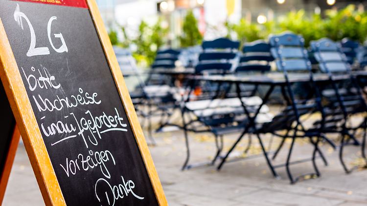 Nicht überall in der Gastronomie werden die Zutrittsbedingungen konsequent kontrolliert, kritisiert Gesundheitsexperte Karl Lauterbach.