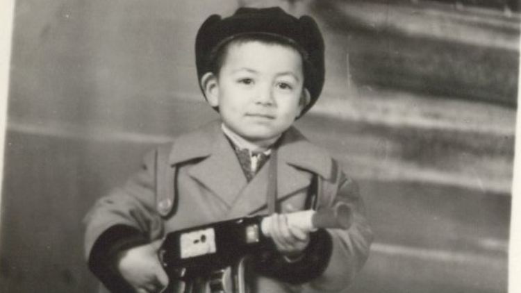 Der Uigure Haiyuer Kuerban, hier im Alter von fünf Jahren in seiner Heimatstadt Yarkant mit einer Spielzeugpistole fotografiert, wurde schon als kleiner Junge vom kommunistischen Regime in Peking unter Druck gesetzt.