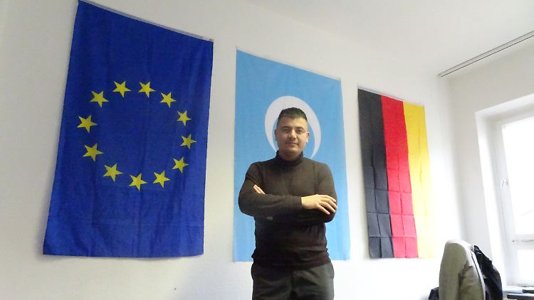 Kuerban in seinem Büro in Berlin-Mitte, wo er als Aktivist für den Weltkongress der Uiguren arbeitet.