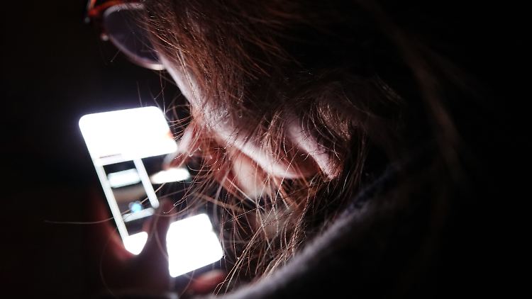 Bei manchen Heranwachsenden führt die exzessive Nutzung von Medien zu einem Kontrollverlust.