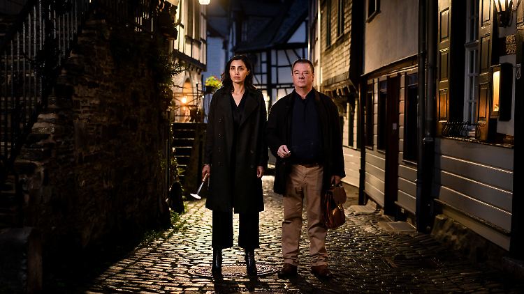 Anwalt Schlesinger (Peter Kurth) und dessen Auftraggeberin Azra (Narges Rashidi) sind die Hauptfiguren in "Glauben".