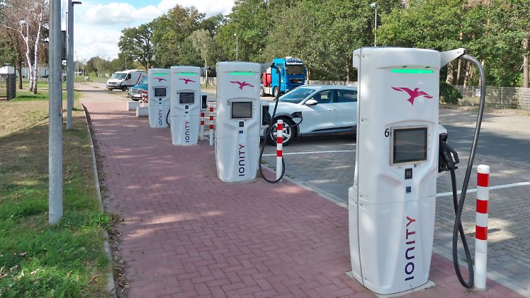Die Ladeinfrastruktur muss für die steigende Zahl an Elektroautos ausgebaut werden. Allein die Suche nach den Flächen für die Ladeparks ist nicht einfach.