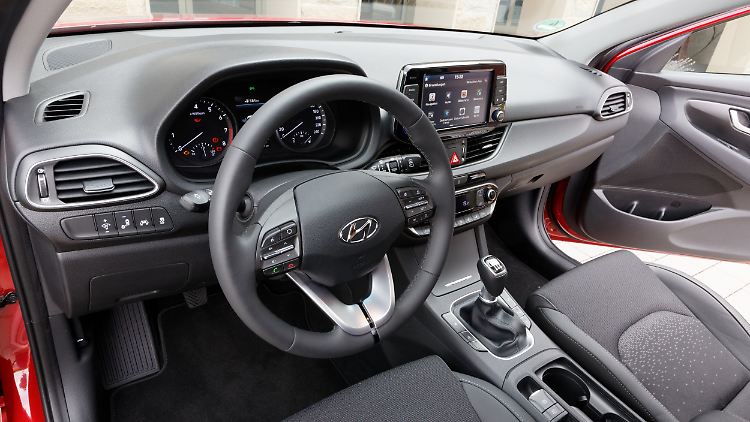 Der Arbeitsplatz des Fahrers im Hyundai i30 ist kein Aufreger. Übersichtlich und strukturiert geht es hier zu.