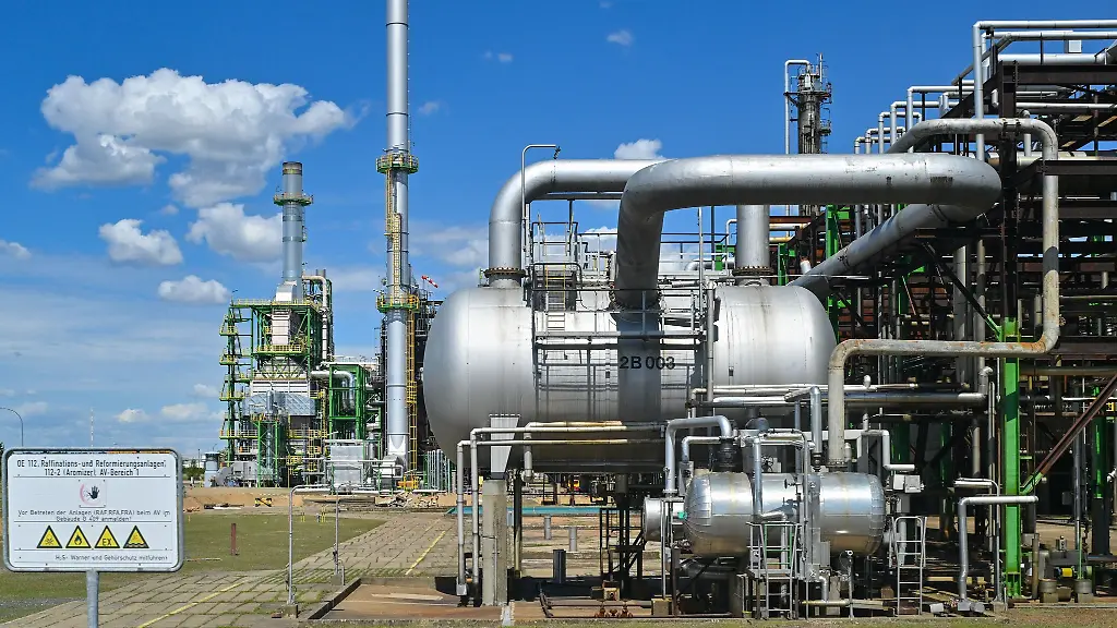 Das-Oberlandesgericht-Duesseldorf-hat-eine-Beschwerde-von-Rosneft-Deutschland-gegen-den-Verkauf-von-Shell-Anteilen-an-der-Raffinerie-PCK-zurueckgewiesen-Archivbild