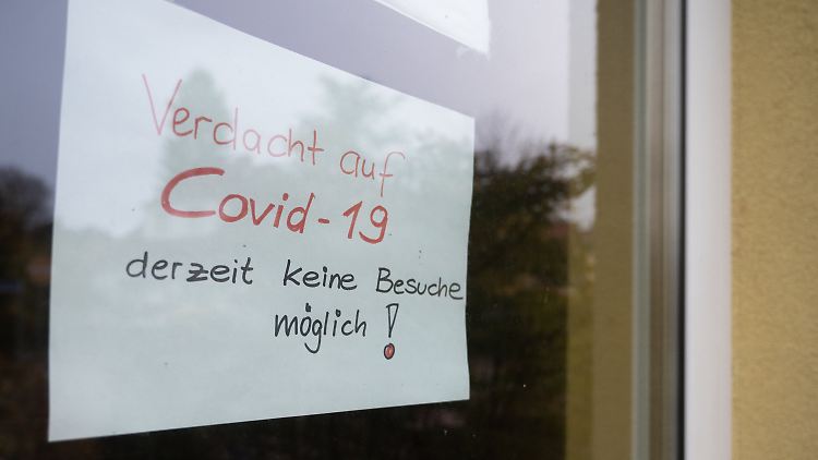 Das RKI führt derzeit 135 aktive Ausbrüche in Pflege- und Altenheimen auf.