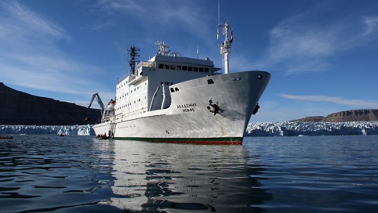 Die "Akademik Joffe" lief bei einer Tour im Norden Kanadas 2018 laut Medienberichten auf Grund.