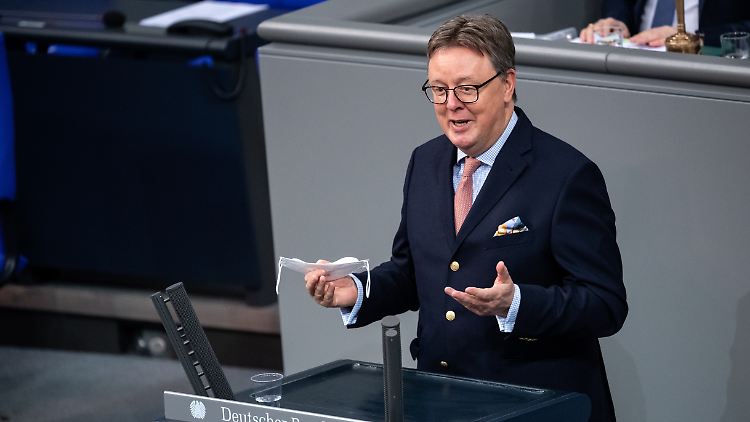 "Die Ampelfraktionen opfern seriöse Parlamentsarbeit auf dem Altar ihrer Koalitionsverhandlungen", kritisiert der Geschäftsführer der Unionsfraktion im Bundestag, Michael Grosse-Brömer.