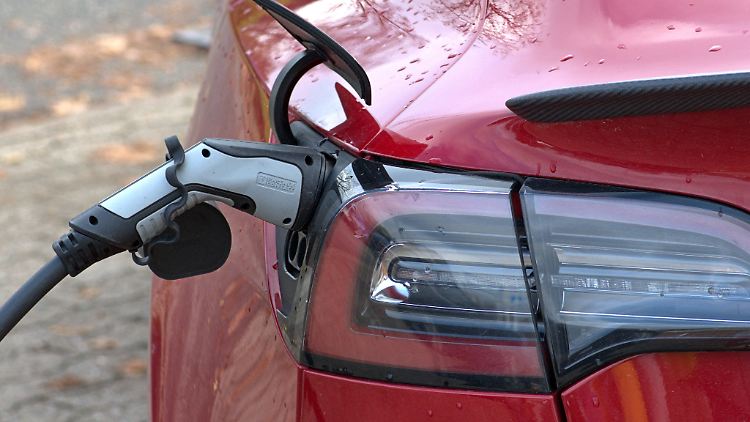 Laut einer Umfrage des Energiekonzerns Eon wächst das Interesse der Deutschen an E-Autos und Plug-In-Hybriden spürbar.