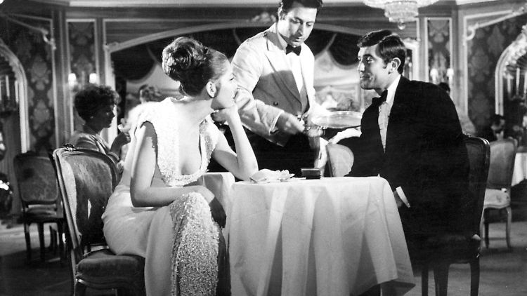 Ein 007 lebt gerne auf großem Fuß. Das war in den Anfangszeiten so und ist über die Jahrezehnte so geblieben. (Hier im Bild: George Lazenby und Diana Rigg in "Im Geheimdienst ihrer Majestät" von 1969)