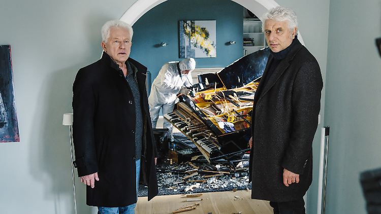 Ivo Batic (Miroslav Nemec, l.) und Franz Leitmayr (Udo Wachtveitl) fragen sich, wer den Flügel zerstört haben könnte.