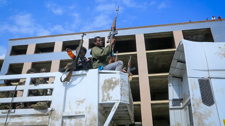 Viele brachten sich nach Addis Abeba in Sicherheit. Äthiopische Rebellen rücken auf die Hauptstadt vor.
