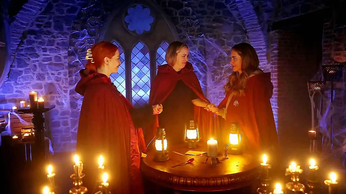 Die-Verraeterinnen-Oana-Marina-und-Jessica-halten-fest-zusammen