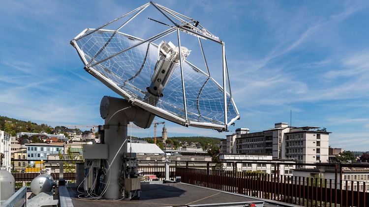 Kraftstoff aus Sonnenlicht und Luft: Die Forschungsanlage steht auf dem Dach des ETH-Gebäudes an der Sonneggstrasse in Zürich.