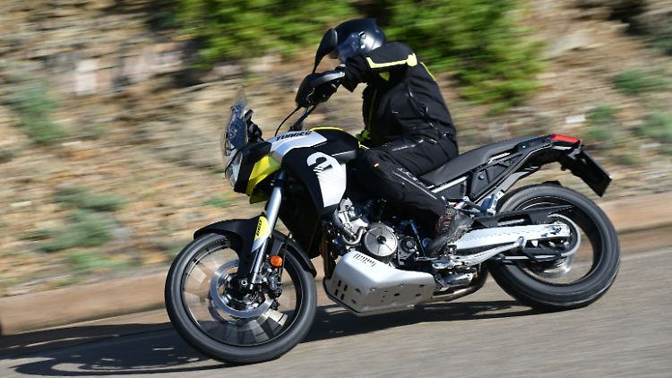 Ob Straße oder Schotter, die Aprilia Tuareg 660 ist für beides zu haben.