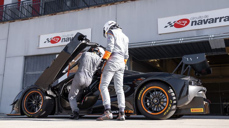 Der Einstieg in den McLaren 720S GT3X bedarf schon einiger Geschmeidigkeit seitens des Piloten.