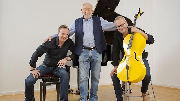 Unterstützt wurde Hallervorden bei dem Album von Frank Nimsgern (l.) und Thomas Schmidt-Ott.
