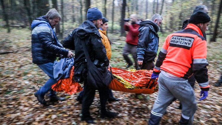 Ehrenamtliche Mediziner kümmern sich um unterkühlte Migranten, die an der polnischen Grenze gestrandet sind.