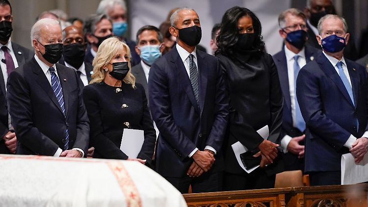 Neben Biden und der First Lady nehmen auch die Ex-Präsidenten Obama und George W. Bush an dem Gottesdienst teil.