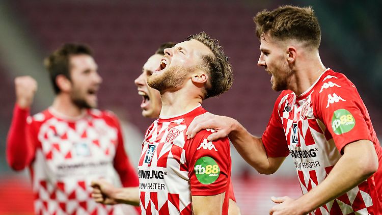 Torschütze Silvan Widmer (Mitte) von Mainz jubelt mit Mannschaftskollegen über das Tor zum 1:1.
