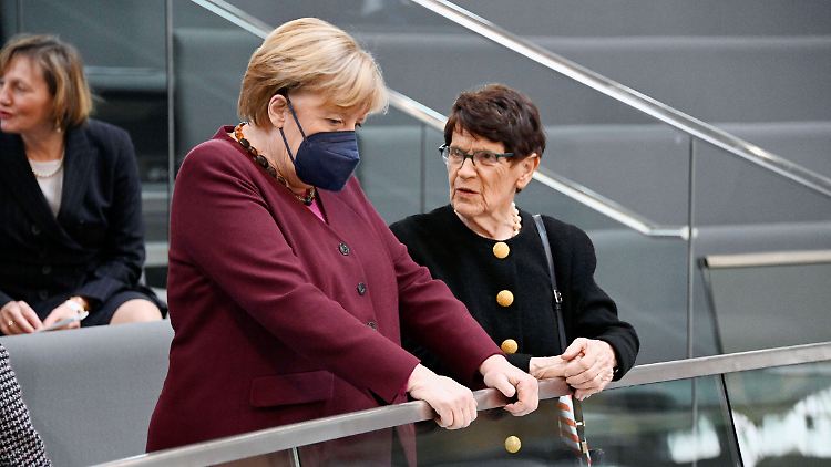Die langjährige CDU-Vorsitzende Angela Merkel verfolgte mit Rita Süssmuth Ende Oktober die konstituierende Sitzung des Bundestags von der Tribüne aus.