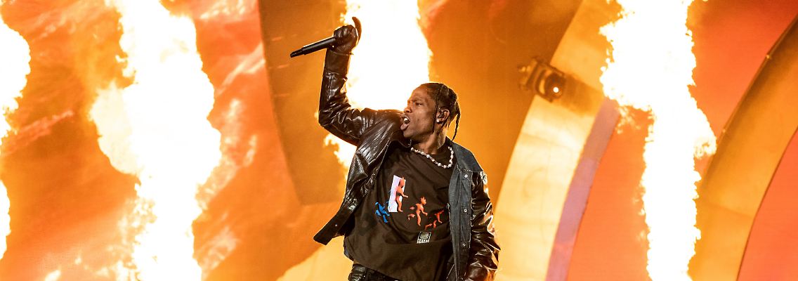 Rapstar Travis Scott trat am Freitag auf dem Astroworld-Festival auf. Bei einem Gedränge auf dem Gelände sind mehrere Menschen ums Leben gekommen.