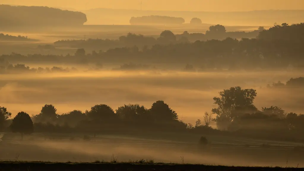 Der-Deutsche-Wetterdienst-rechnet-mit-mehr-Nebel-in-Hessen-aber-bis-zum-Wochenende-koennen-sich-die-Menschen-dort-wohl-ueber-mildes-groesstenteils-trockenes-Herbstwetter-freuen-Symbolbild