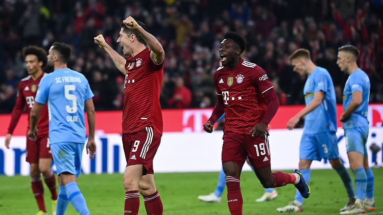 Robert Lewandowski besiegelt den Bayern-Sieg.