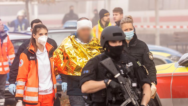 Sicherheitsbehörden und Rettungskräfte sind nach der Messerattacke in einem ICE mit einem Großaufgebot im Einsatz.