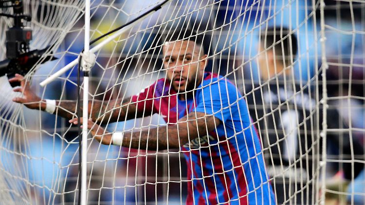 Depay kann es kaum fassen.