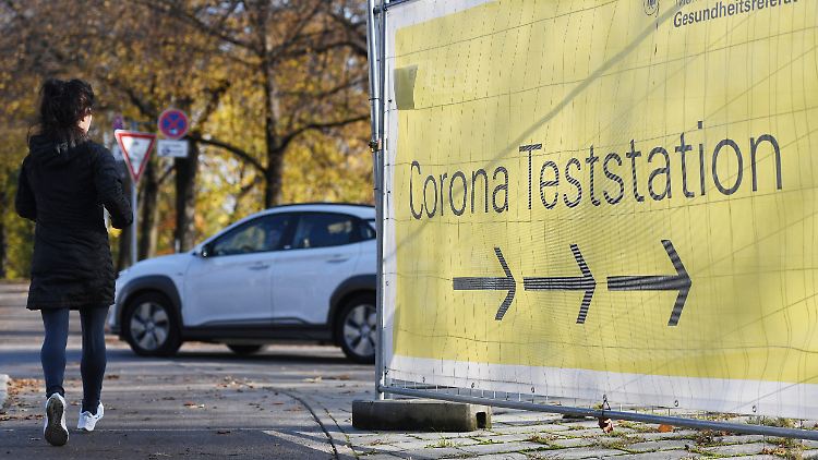 Der Präsident der Bundesärztekammer Reinhardt ist für die Wiedereinführung der kostenlosen Corona-Tests möglichst noch Mitte November.