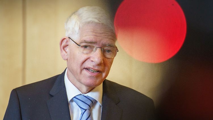 Der Zentralrat hat Schuster zufolge nach dem Vorfall eine Fülle antisemitischer Zuschriften bekommen.