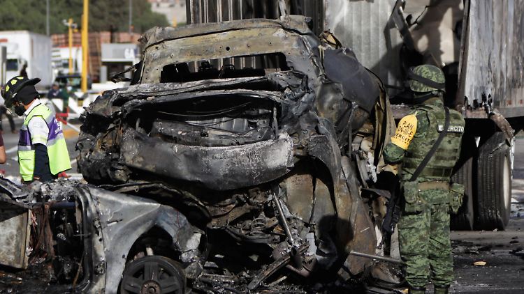 Mehrere Fahrzeuge gingen in Flammen auf und brannten vollständig aus.