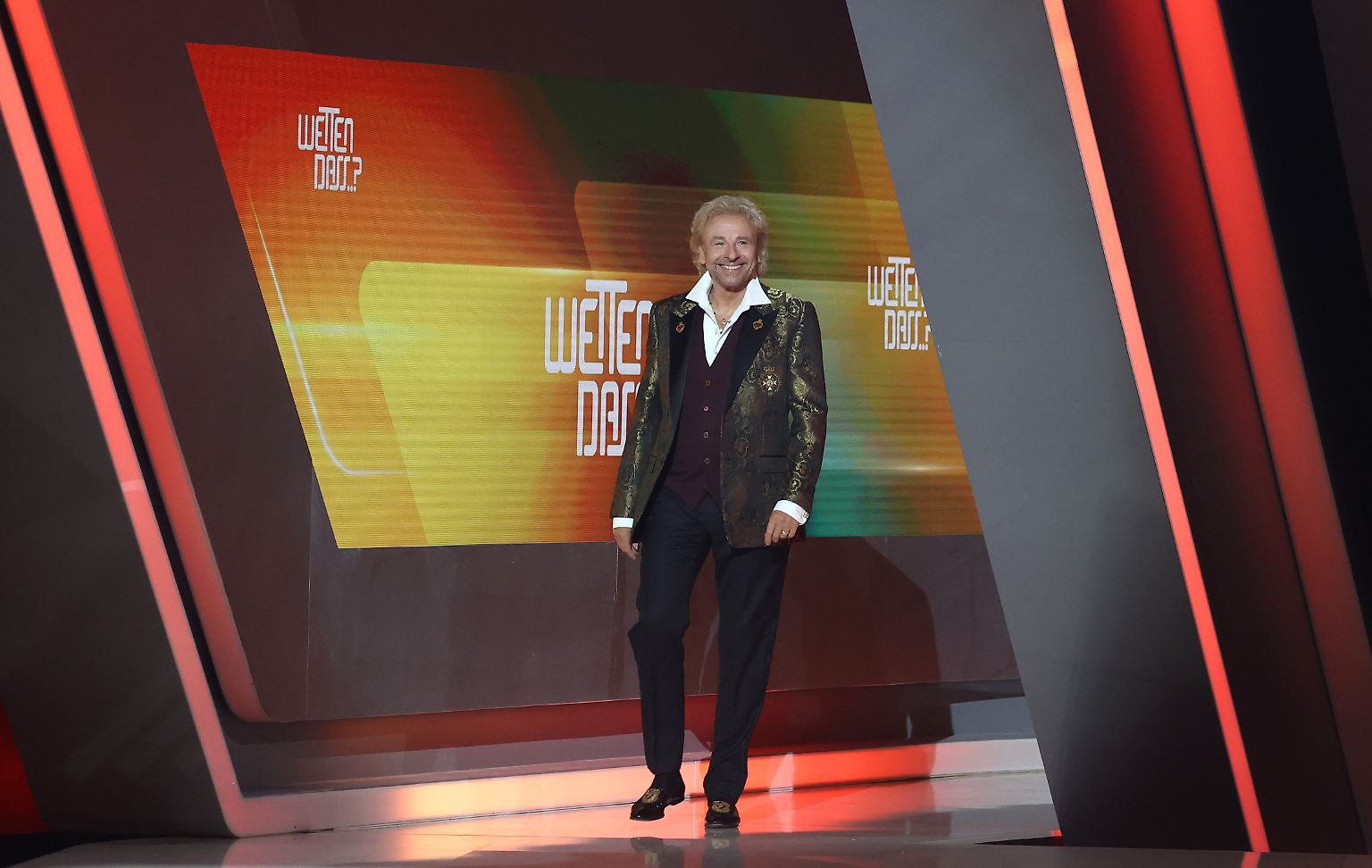 Entertainer-Legende Thomas Gottschalk betritt nach zehn Jahren erstmals wieder die "Wetten dass..?"-Bühne.