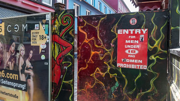 Herbertstraße, St. Pauli, Hamburg: Eintritt für Frauen und Männer unter 18 verboten - juristisch gesehen darf hier jeder durch, aber von den Frauen, die hier arbeiten, ist nur potenzielle Kundschaft erwünscht.