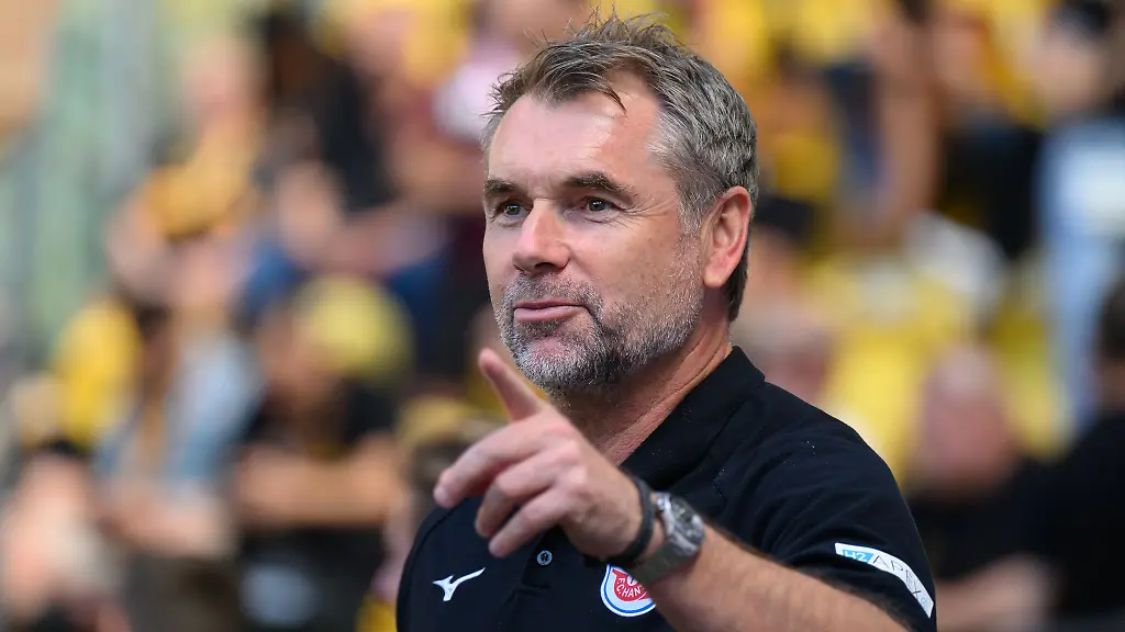 Trainer-Bernd-Hollerbach-und-der-FC-Hansa-Rostock-verloren-in-Saarbruecken