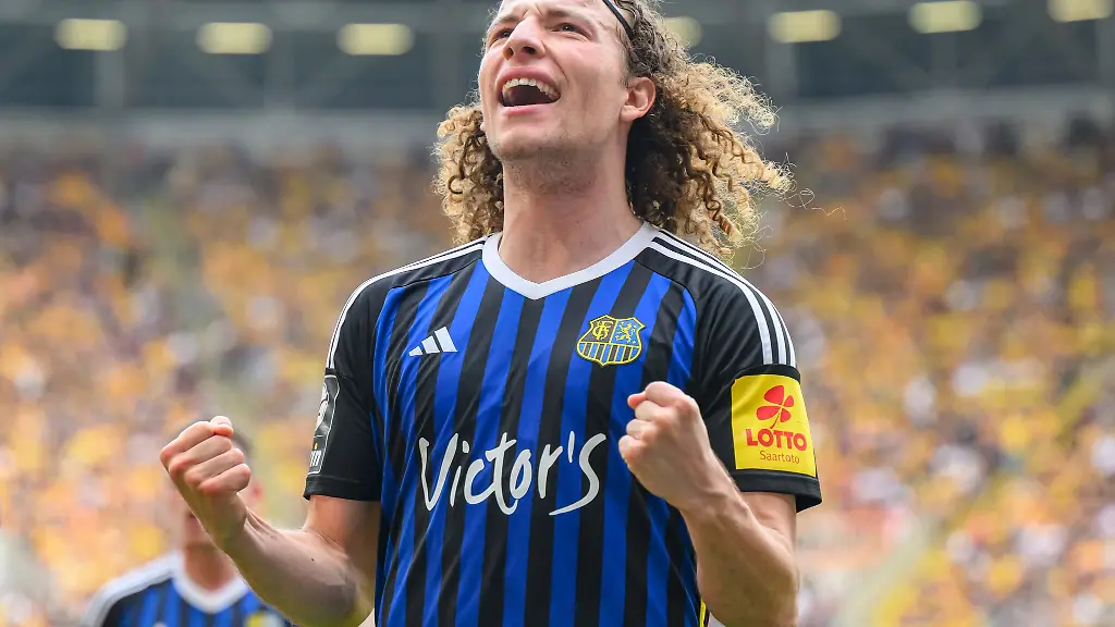 Tim-Civeja-erzielt-nach-seiner-Einwechslung-das-2-0-fuer-Saarbruecken-gegen-Rostock