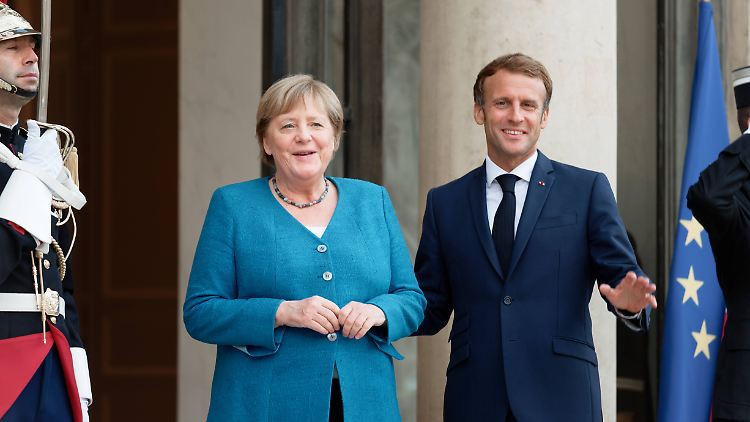 Sie werde Macron vermissen, sagte Merkel im DW-Interview auf die entsprechende Frage.