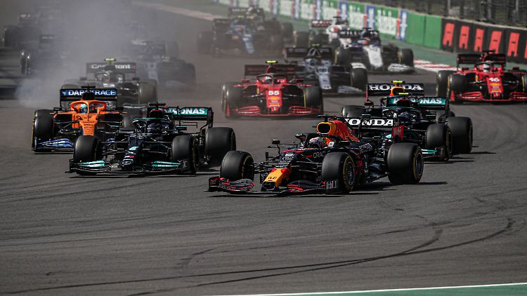 Nach einem wilden Start ist Max Verstappen vorne.