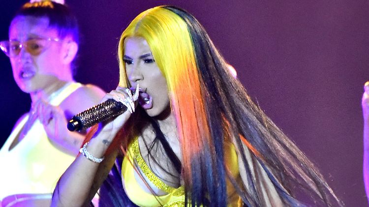 Auf der Bühne tough, bei Pattinson wird sie schwach: Cardi B.