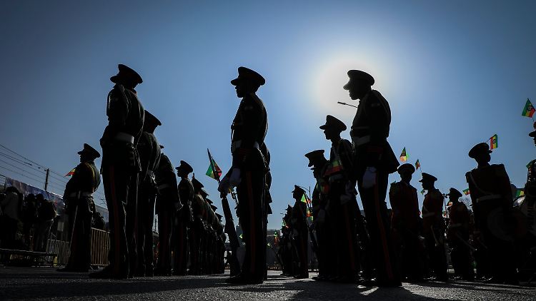Äthiopische Militärparade auf dem Meskel-Platz in Addis Abeba während einer von der Regierung organisierten Demonstration gegen die Volksbefreiungsfront von Tigray (TPLF). 