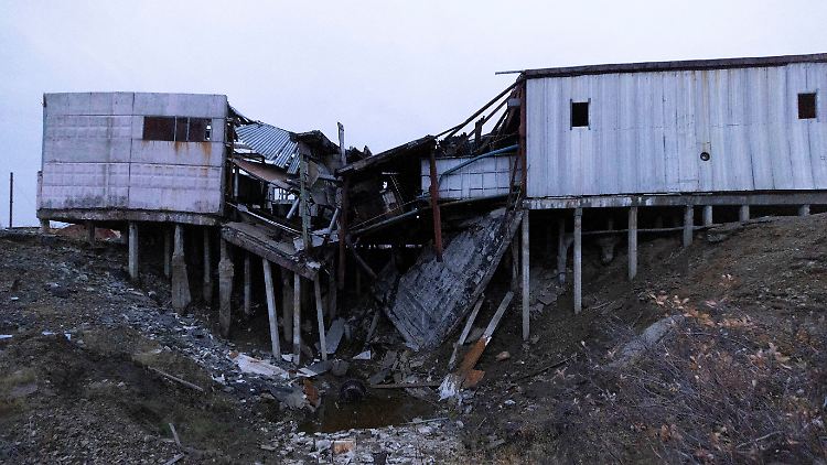 In Tscherski, im nördlichen Jakutien, hat der tauende Permafrost-Boden eine Fabrik teilweise einstürzen lassen. Ganze Straßen und Häuser sacken in der Region weg.