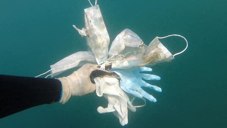 Masken, Schutzhandschuhe, Wegwerfgeschirr: Die Corona-Pandemie hat zu mehr Einwegplastik und mehr medizinischem Müll geführt. Leider landet viel davon im Meer.