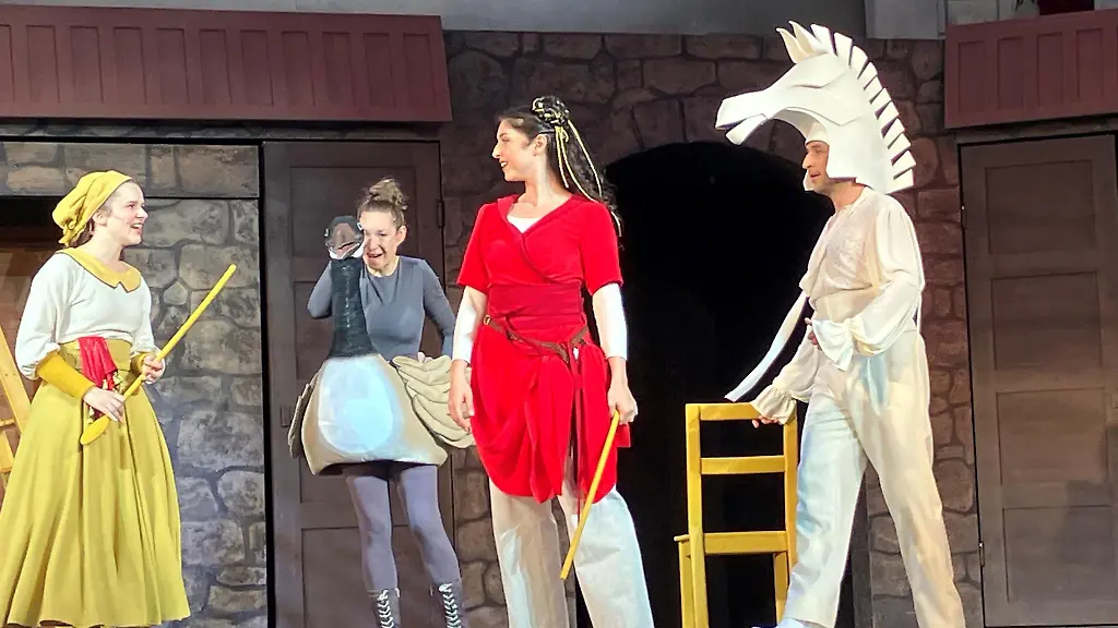 Bei-der-Verleihung-des-Deutschen-Musical-Theater-Preises-gab-es-jetzt-einen-ersten-Preis-in-der-Kategorie-bestes-Buch-Autorin-Franziska-Kuropka-2-v-l-wirkte-bei-dem-Spiel-auch-als-Darstellerin-mit-und-verkoerperte-eine-Gans