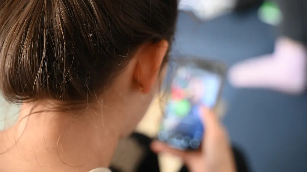 Frau-am-Handy-83840998