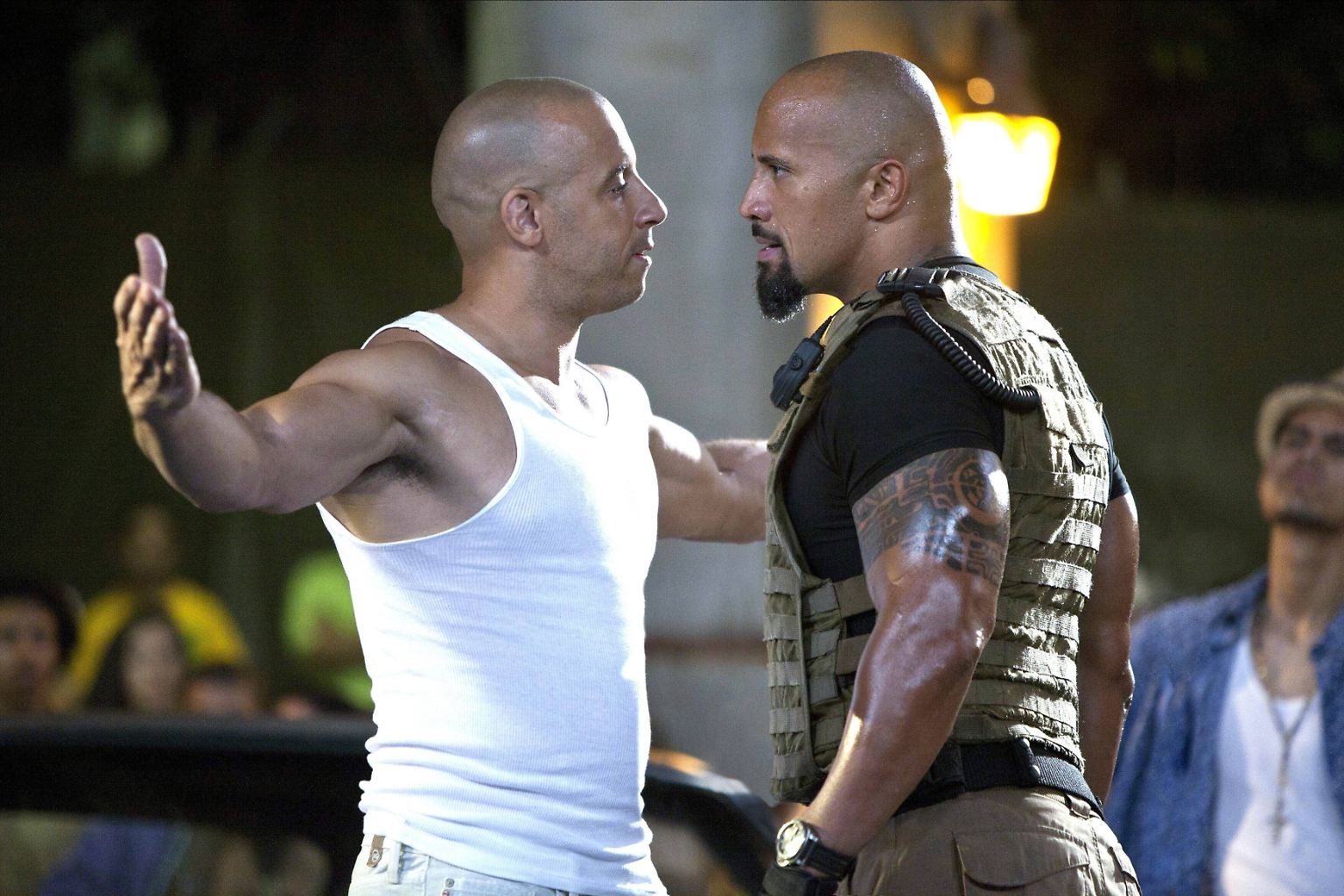 Sie sehen sich nicht nur ähnlich, sondern drehen auch die gleiche Art von Filmen. Doch das heißt noch lange nicht, dass sich Dwayne Johnson (l.) und Vin Diesel deshalb grün sind. Während der Dreharbeiten zu "The Fate of the Furious" 2017 teilte "The Rock" ...