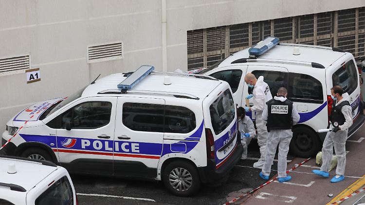 Am frühen Morgen öffnete der Angreifer die Tür eines Polizeiwagens in Cannes und stach mehrfach auf einen Polizisten ein.