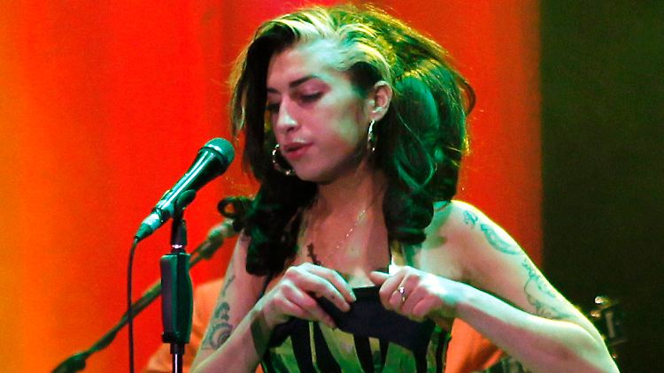 Das Kleid von Amy Winehouses Skandal-Auftritt brachte 210.000 Euro.