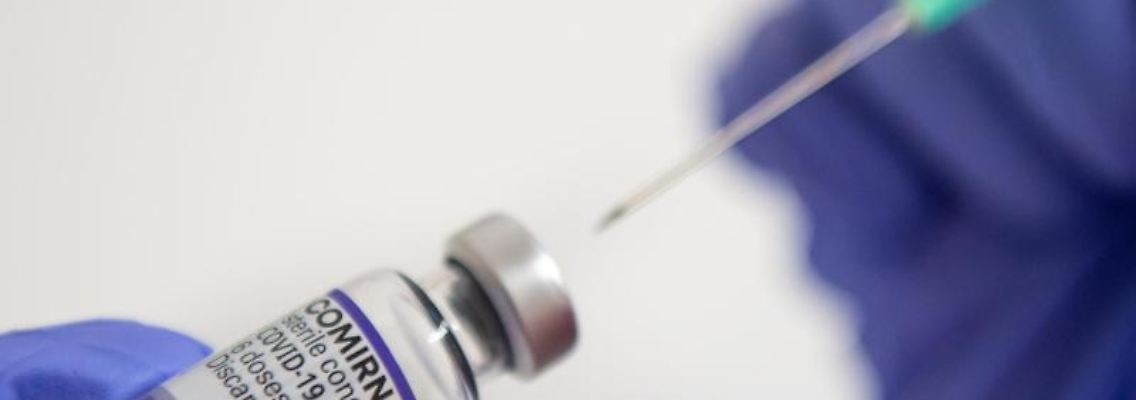 Eine Arzthelferin steckt eine Nadel in ein Fläschchen mit Corona-Impfstoff von Biontech/Pfizer. Foto: Lennart Preiss/dpa/Symbolbild