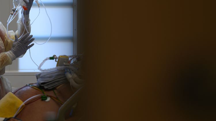 Es sei nur "eine Frage von Wochen", bis die Intensivstationen an ihr Limit geraten würden und "das Personal physisch und psychisch überlastet" sei, warnen Medziner.